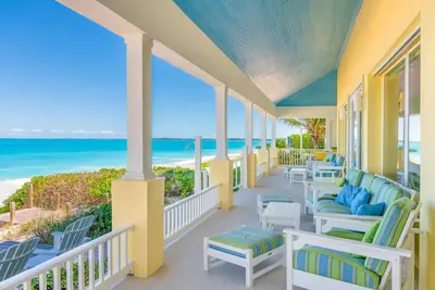 Image de Maison de luxe sur Pristine Sandy Beach avec des jouets d'eau et tous les avis 5 étoiles!