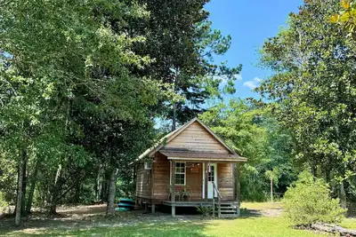 Image de Creekside Cabin sur Red Creek, à quelques pas de l'eau!