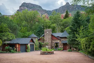 Creekside Chateau, patio donnant sur Oak Creek, avec marches menant directement à l'eau