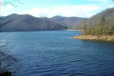 Image de Cabine au bord du lac, sur le magnifique lac Nantahala