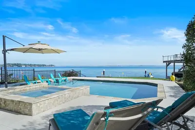 Image de Maison de luxe au bord du lac avec piscine spectaculaire et spa! ! ! Récemment rénové! ! !