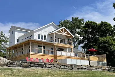 Image de Famille et chien bienvenus Ă la maison! Seneca Lake Views: 3-Bed, 2-Bath on Wine Trail! !