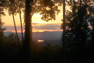 Image de Vue imprenable sur le lac Chatuge!