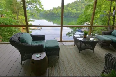 Image de Chalet serein au bord du lac avec vue, kayaks, canoë et paddleboard