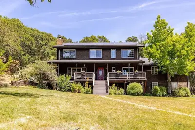 Image de Belles Sonoma Immobilier surplombant les vignobles avec piscine