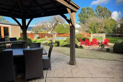 Image de Orange est le nouveau noir - moderne avec piscine et foyer extérieur