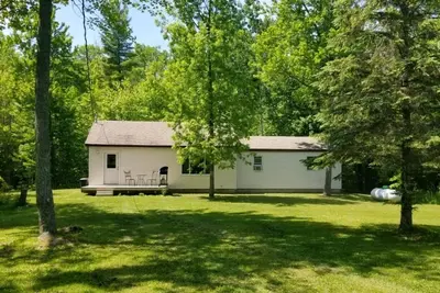 Image de Maison de 2 chambres isolée sur un terrain en bois, à 5 minutes de Mackinaw City! 7-10 personnes!