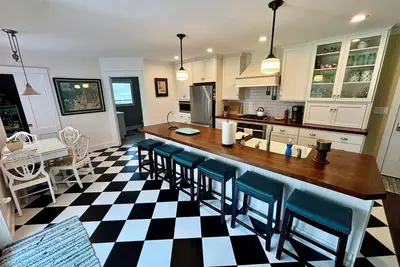 Image de The Farmhouse Torch Lake - escapade rénovée à un kilomètre du lac