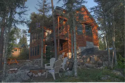 Image de Retraite quatre saisons ** Cabine moderne et isolée en fer blanc au bord du lac blanc ** 5 acres **