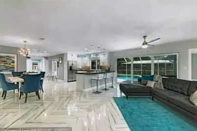 Image de Maison privée moderne entièrement rénovée avec piscine chauffée