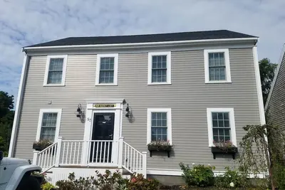 Image de Nouvelle construction, cour privée, comptoirs en granit, salles de bains en marbre, piscine, tenni