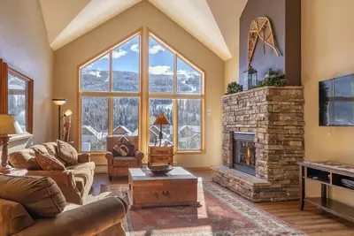 Image de 3 Br + Loft Br / 4 Ba Condo au dernier étage avec vue sur la piste de ski à l'échelle du mille; 8 lits séparés