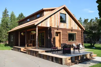 Image de Charmante cabane en rondins de 3 chambres près de Greenough Park, récemment rénové