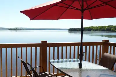 Image de Cabane en rondins paisible avec plage Sw exposition Wifi et télévision par câble et foyer