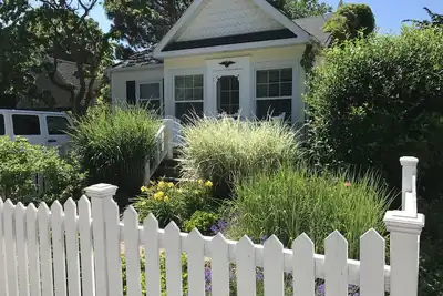 Image de Emplacement et charme - Étapes vers le lac et la rue principale
