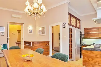 Image de Grand appartement de luxe près du château et de la place principale - Jacuzzi et sauna