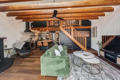 Image de Centre ville au bord de la rivière! Cottage confortable et contemporain