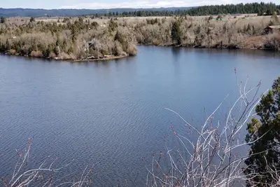 Image de Chalet isolé au bord du lac - paradis de la pêche et de la faune!