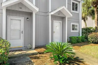 Image de Spéciaux de printemps! Piscine, porte d'entrée, 200 mètres à la plage, nouveau climatiseur