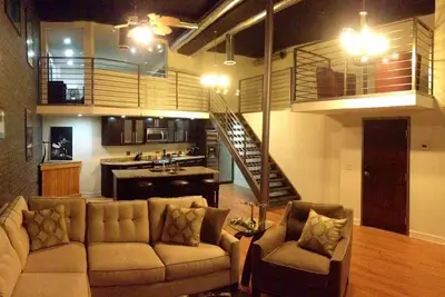 Image de Loft privé, 3e avenue centre-ville, à quelques pas de tout!