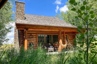 Image de Colter Cabin - Cabane en rondins classique avec vue sur le grand ranch