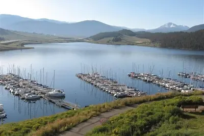 Image de Lake Dillon Condominium avec de belles vues sur le lac et la montagne
