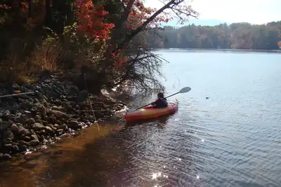 Image de Belle cabane en rondins au bord du lac. 2 chambres, grenier. Près de Tiec et Chimney Rock