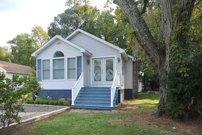 Image de Escapade paisible pratique pour les commodités locales, y compris la plage, la navigation de plaisance et la nourriture