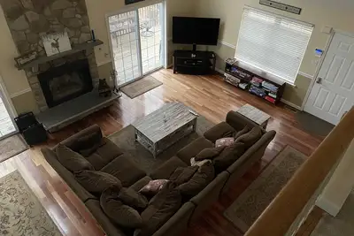 Image de Luxe 4br Chalet-5 minutes. à la piscine / au lac / salle de jeux de ski au sous-sol