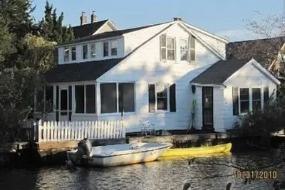 Image de Waterfront Cottage avec cour