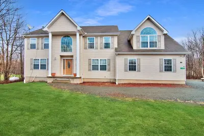 Image de Nouvelle grande maison de 5 chambres et plus située au centre, jacuzzi, table de billard et de poker, barbecue