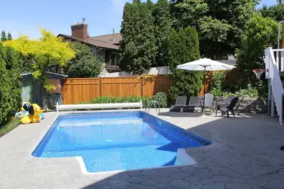Image de Maison spacieuse avec piscine, près de Kvr, du centre-ville et du lac