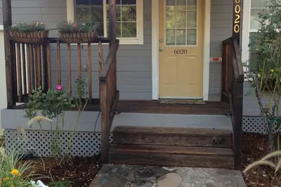 Image de Foresthill Getaway est situé en ville et à proximité de nombreux sites de mariage.