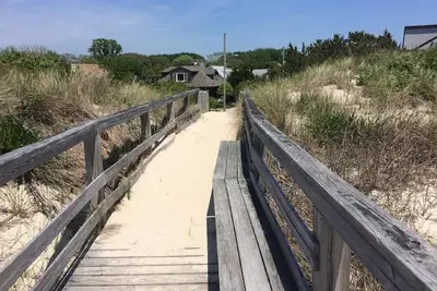 Image de Cottage Beachfront Niché derrière les dunes à quelques pas de la plage.