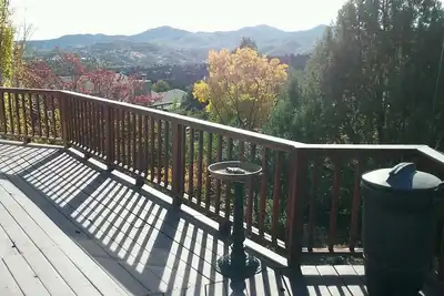 Image de Vues panoramiques; emplacement parfait; silencieux; nouvellement décoré; magnifique patio