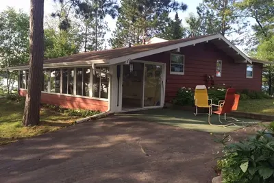 Image de Cadre de classe mondiale, Cottage sur la péninsule entourée par le lac Nokomis