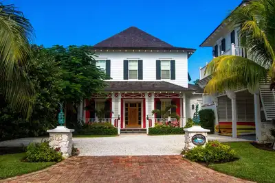 Image de Superbe maison de 6 chambres sur canal avec piscine, voiturette de golf et accès au Old Fort Bay Club