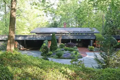 Image de Executive Private Home avec Belle aménagement paysager