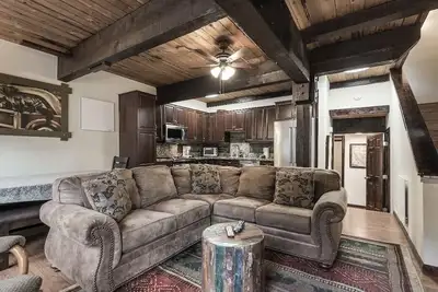 Image de Rénové 3br, Sleeps 9, Near Tahoe, Piscine D'été, par River & Bike à Tahoe Am28
