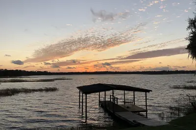 Image de Maison au bord du lac avec quai couvert pour bateaux, excellente pêche, animaux domestiques, Internet, canoë