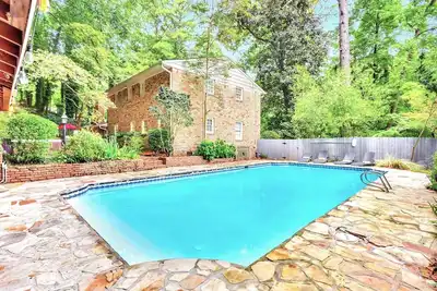 Image de Maison spacieuse et ouverte * Piscine privée * HotTub * Bbq * Baby-foot - Près de l'aéroport et du centre-ville