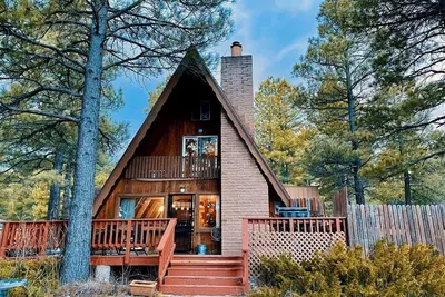 Image de Chalet classique à trois étages dans les pins