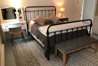 Image de Chambre confortable dans une maison d'hôtes partagée, dans le village de Franklin, New York!
