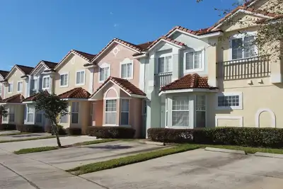 Image de 3 Chambre Villa Dans Kissimmee Lotissement clos À proximité de Disney et d'autres attractions