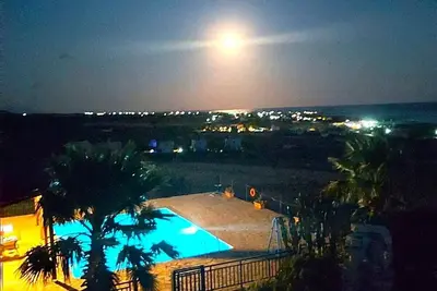 Image de Rêves Jours Maison de vacances avec une vue panoramique à côté de la mer, la piscine et les jardins