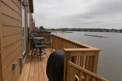 Image de Cozy Lake House situé sur le lac Conroe. Poissons du porche!