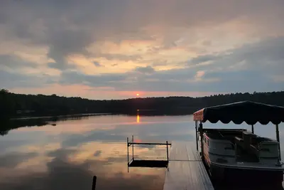 Image de Cabine au bord du lac calme
