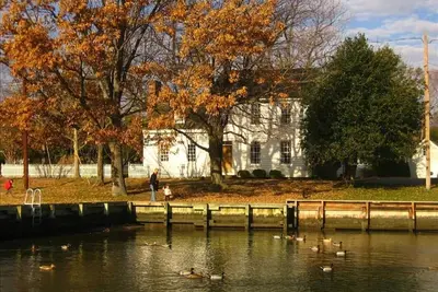 Image de Grande - Dans La Ville - Maison historique sur le port de St Michaels - Marchez vers tout!