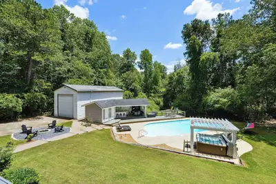 Image de Beau grand domaine privé sur 16 acres avec piscine, jacuzzi, aire de jeux et plus encore!