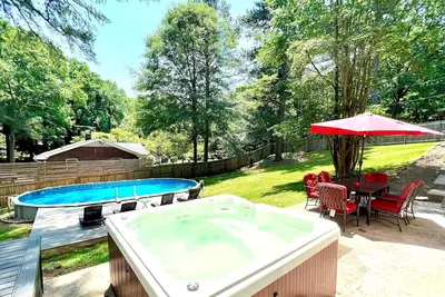 Image de Maison spacieuse-2 cuisines, baby-foot, barbecue et piscine à seulement 14 minutes de l'aéroport et à proximité du centre-ville